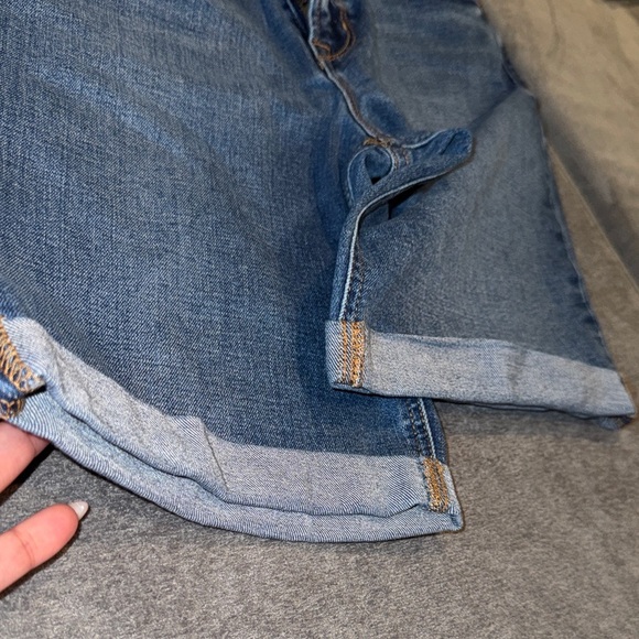 Old Navy- Women’s Blue Denim Cuffed Bermuda Shorts Size 8 - Picture 9 of 13